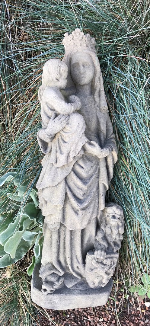 V 09 Maria mit Löwe Skulptur